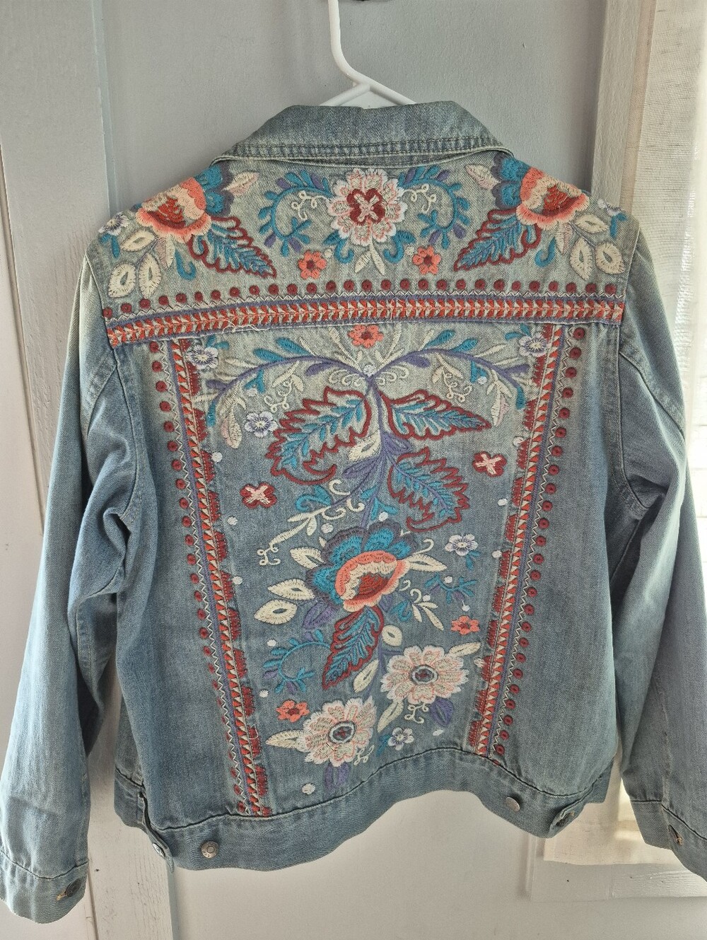 Johnny Was Light Blue Embroidered Denim Jacket with Multicolor Floral Accents - Picture 4 of 5